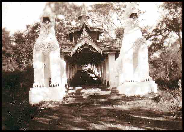 http://www.merchantnavyofficers.com/denis3/1EntrancetotheOldMoulmeinPagoda.jpg